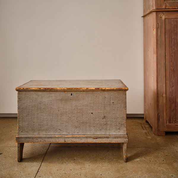 NEW ENGLAND BLANKET CHEST